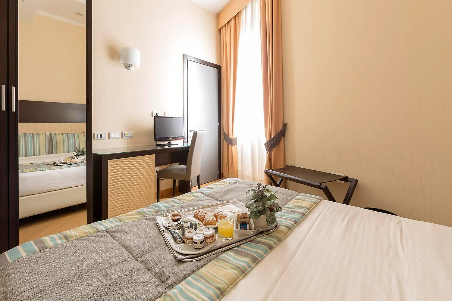 Hotel Neapol 4*,