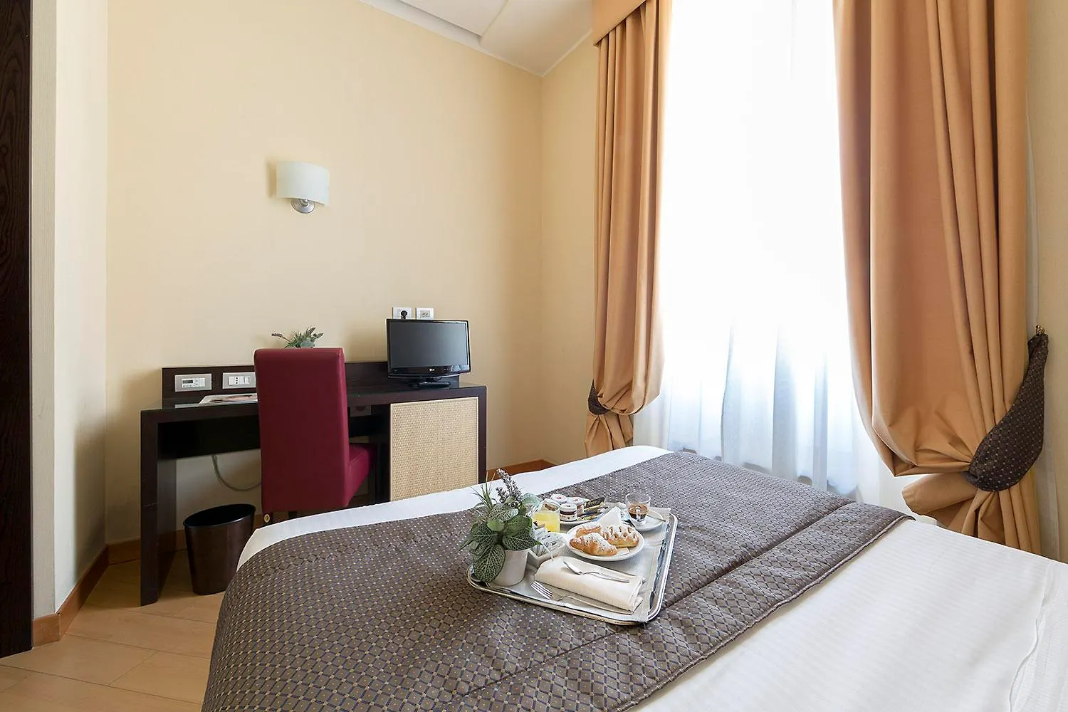 Hotel Neapol 4*,